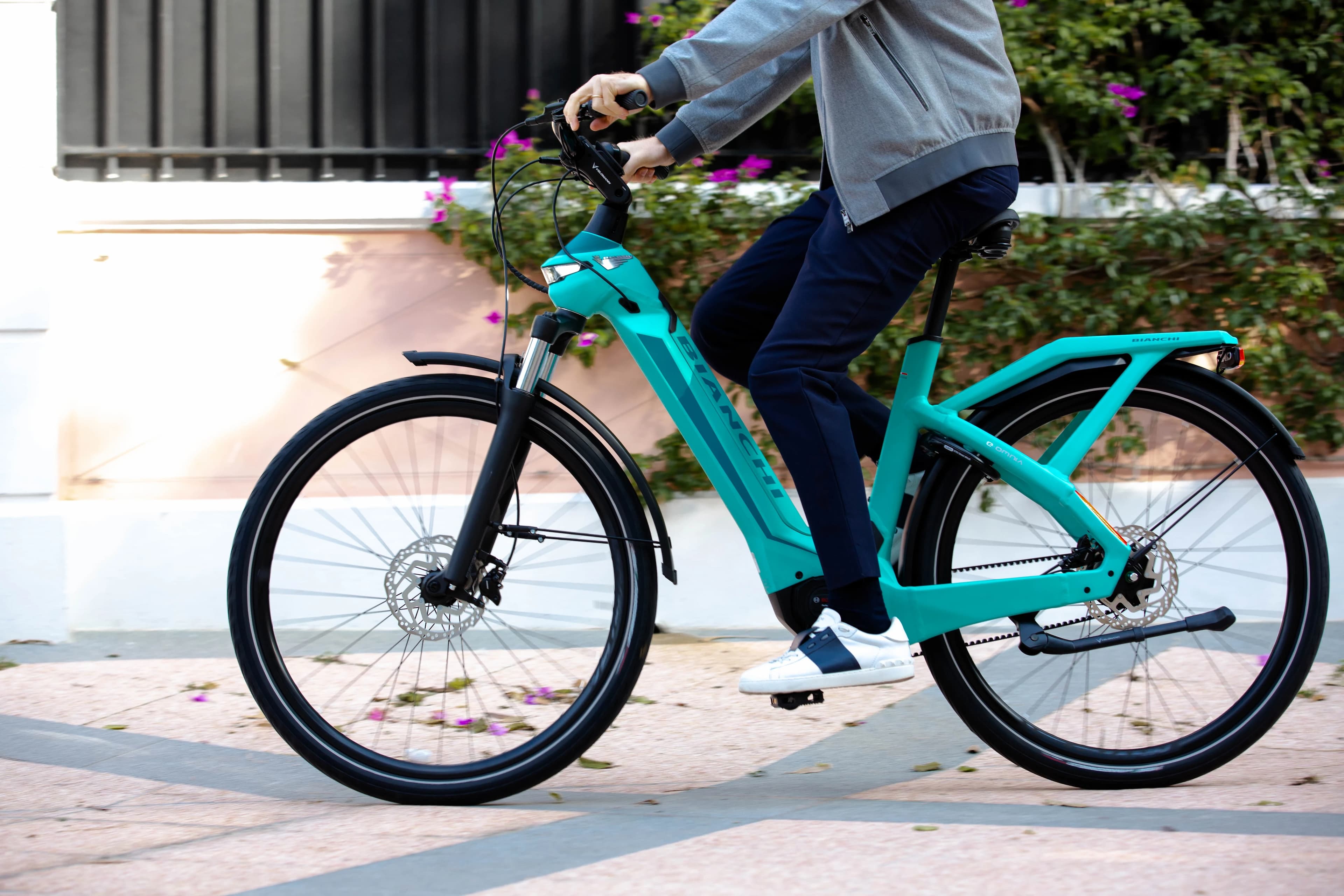 Bianchi E-Omnia Dark Celeste elektrische stadsfiets in de Zomerdeal bij Budget Bike